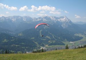 800px-Paraglider_Wettersteingebirge