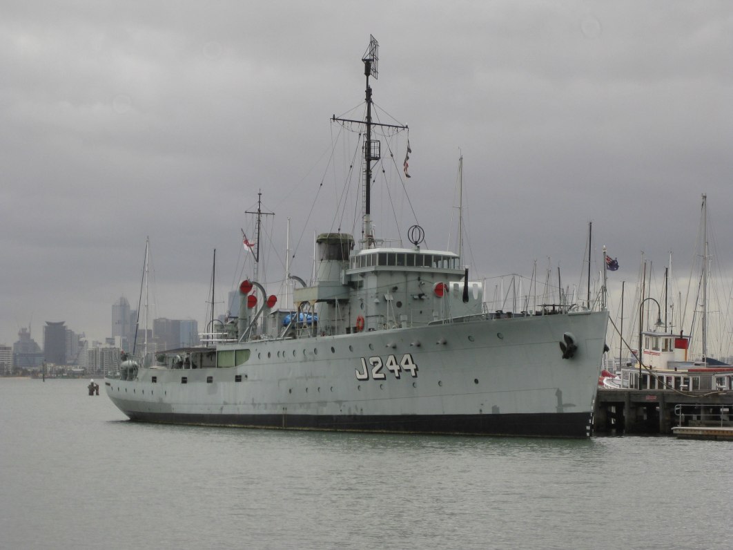2880px-HMAS_Castlemaine_April_2011.jpg